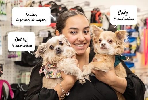 Une gérante de magasin souriante tenant deux chihuahuas nommés Betty et Cody à Argenton-sur-Creuse dans l'Indre 